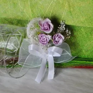 Бутониера за закичване - Три лилави рози с панделка от органза и сатен модел В76