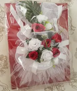 Сватбена украса с бели червени рози, модел CD023