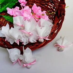 Сватбени късметчета в бяло с розови панделки, модел KSH13
