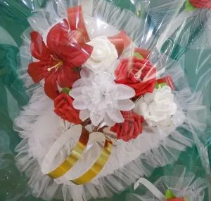 Украса за кола в червено със златисти халки, модел CD009