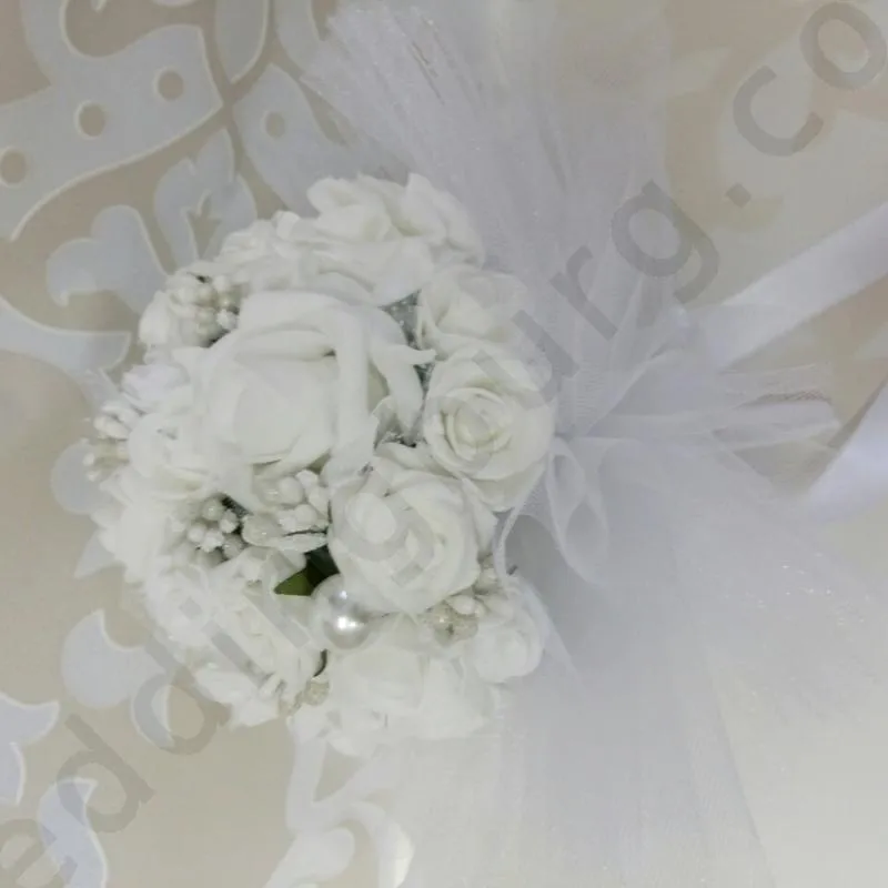 Сватбен букет с разкошни, бели рози, модел F028