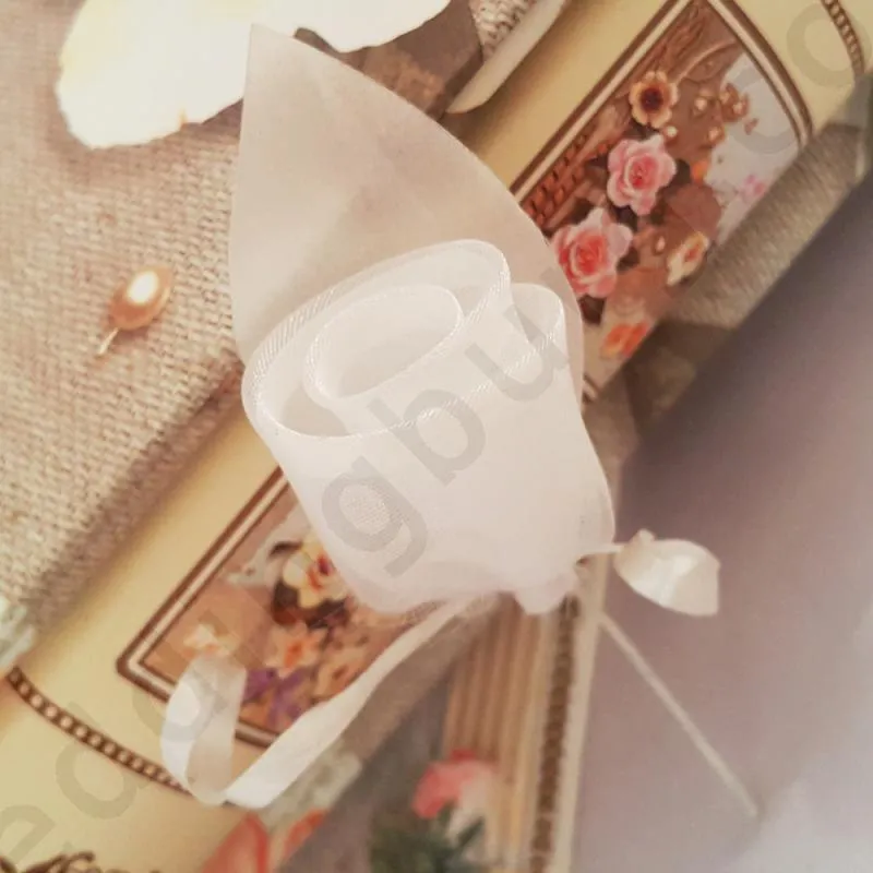 Класически модел сватбени бутониери в бяло, модел B035