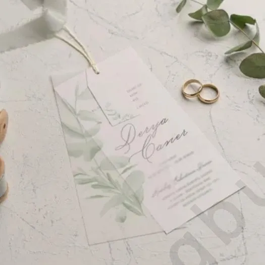 Пролетно Очарование: Покани в Бледо Зелено с Нежен Принт на зелени Клонки