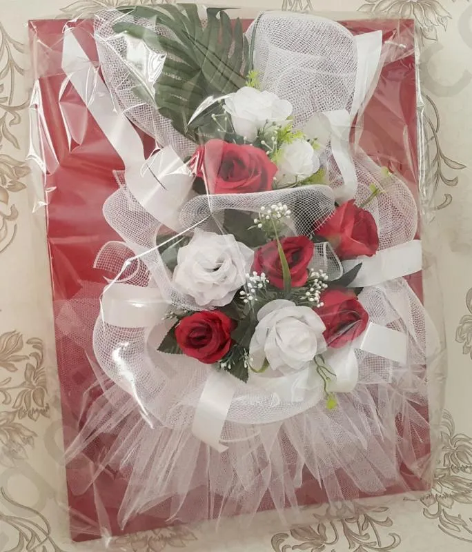 Сватбена украса за кола с бели червени рози, модел CD023