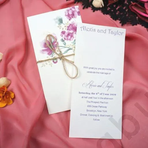 Нежни сватбени покани с лилави цветя и етикет за ръчно изписване